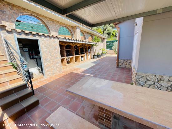 Espectacular chalet en Mas Mora: Dos viviendas en una, con piscina y zona de barbacoa - BARCELONA