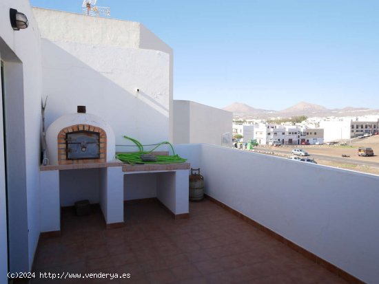 Elegante casa urbana en Arrecife con estudio y terrazas en la azotea - Arrecife