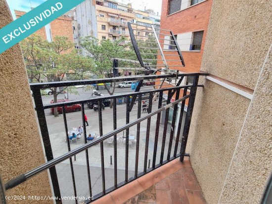 Piso con 3 habitaciones a reformar totalmente.