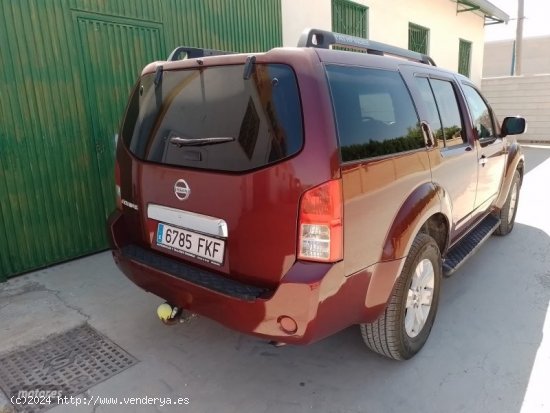 Nissan Pathfinder 2.5 de 2007 con 184.291 Km por 13.999 EUR. en Granada