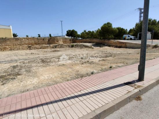 SE VENDE TERRENO URBANO CON USO TERCIARIO EN MONFORTE DEL CID - ALICANTE