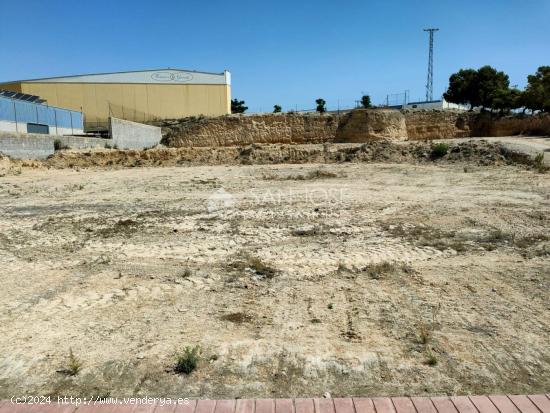 SE VENDE TERRENO URBANO CON USO TERCIARIO EN MONFORTE DEL CID - ALICANTE