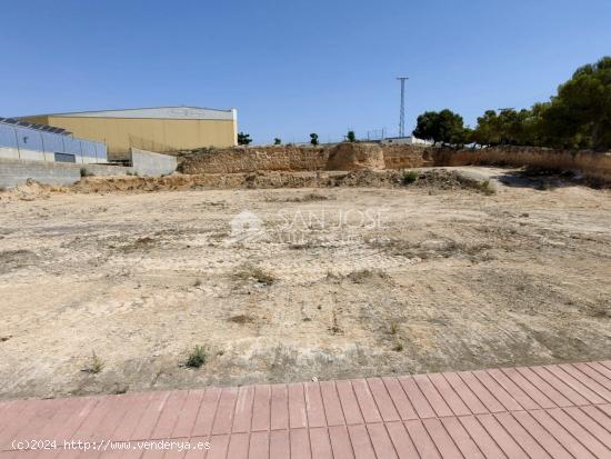 SE VENDE TERRENO URBANO CON USO TERCIARIO EN MONFORTE DEL CID - ALICANTE