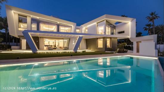  Nueva villa en primera línea de playa en Los Monteros, Marbella - MALAGA 