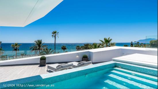 Nueva villa en primera línea de playa en Los Monteros, Marbella - MALAGA