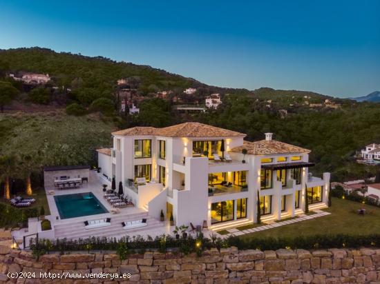 Espectacular villa de diseño con vistas panorámicas al mar y golf in Madroñal - MALAGA