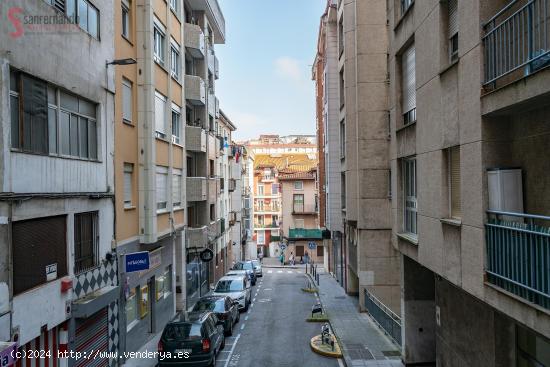 Garaje cerrado en venta en la calle Isaac Peral - CANTABRIA