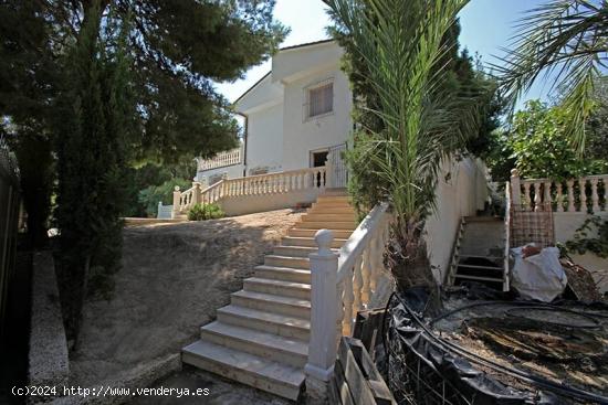 CHALET DOS PLANTAS A 100 m DE LA PLAYA-COVETA FUMA - ALICANTE