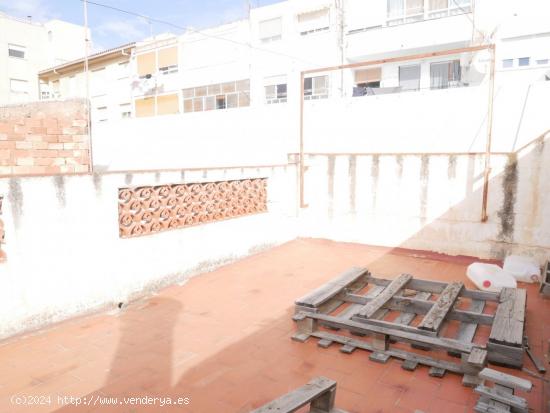 CASA CON PATIO Y TERRAZA EN LA ZONA DE LA AVDA DE ELDA DE PETRER - ALICANTE