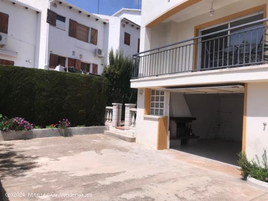  ADOSADA ESQUINERA CON PISCINA Y VISTAS AL MAR EN CALAFELL - TARRAGONA 