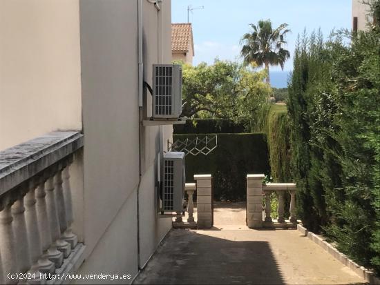 ADOSADA ESQUINERA CON PISCINA Y VISTAS AL MAR EN CALAFELL - TARRAGONA