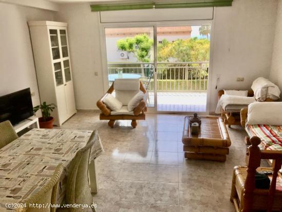 ADOSADA ESQUINERA CON PISCINA Y VISTAS AL MAR EN CALAFELL - TARRAGONA