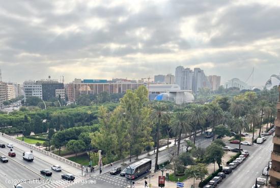 VIVIENDA CON LAS MEJORES VISTAS DE LA CIUDAD - VALENCIA