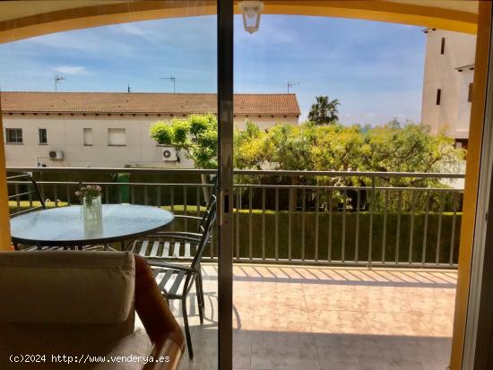 ADOSADA ESQUINERA CON PISCINA Y VISTAS AL MAR EN CALAFELL - TARRAGONA