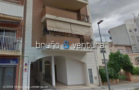  EN VENTA LOCAL COMERCIAL  + 2 PARKING EN CENTRO DE TORREDEMBARRA - TARRAGONA 