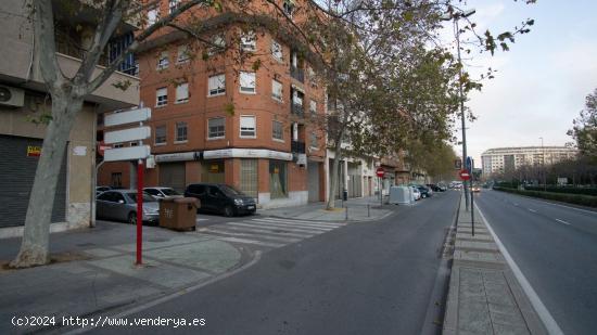 Alquiler o venta de Local en Avenida de Ronda buena ubicación para cualquier tipo de negocio. - ALI