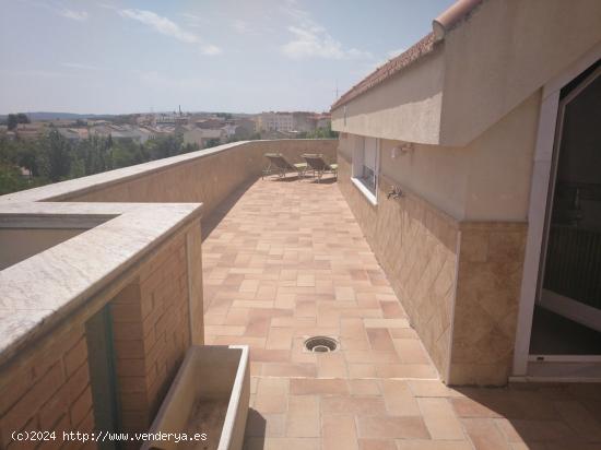 EXCELENTE ATICO CON ACABADOS DE LUJO CON DOS PLAZAS DE GARAJE CERRRADA Y TRASTERO - ALBACETE