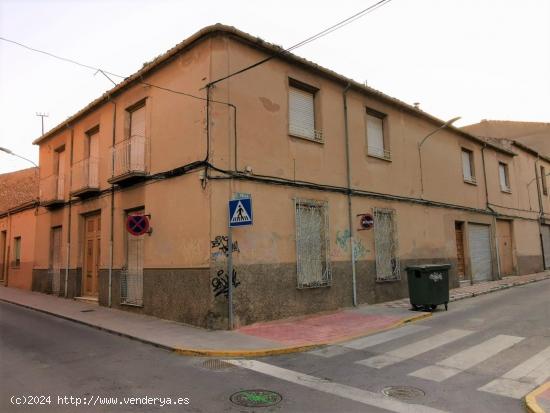  CASA PARA REFORAR CON EXCELENTES POSIBILIDADES - ALBACETE 