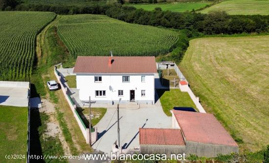 ESTUPENDA CASA con TERRENO y ALPENDRES en A Laracha(A Coruña) - A CORUÑA