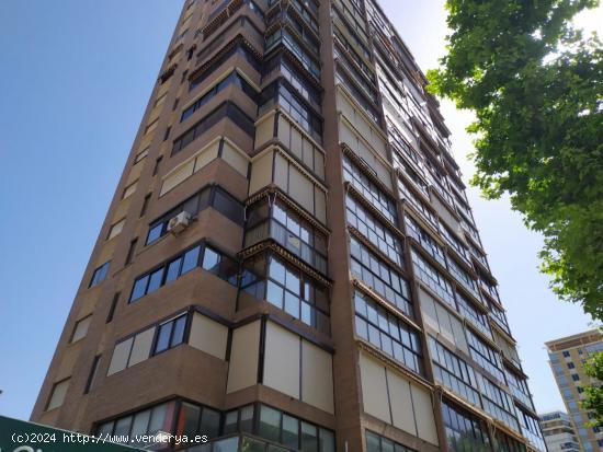 Plaza de garaje subterránea en avenida Mediterráneo en buena urbanización y a un paso del mar. - 