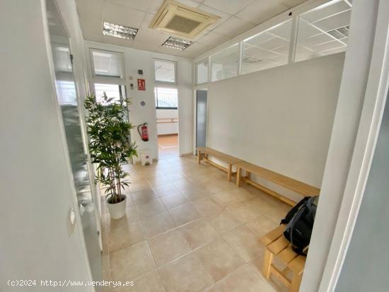 Local de 315m2 con gran patio en zona Clossos - BARCELONA