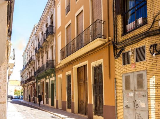 CASA SEÑORIAL DE 441 METROS UTILES EN EL CENTRO DEL PUEBLO - VALENCIA