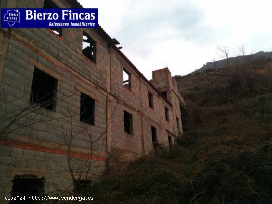 SE VENDE CASA EN ESTRUCTURA CON FINCA DE 5000 M2 EN QUILOS - LEON