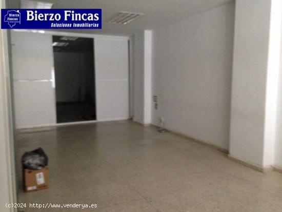 Se alquila local compuesto por 2 aulas y 3 despachos en la zona alta de 150m2. - LEON