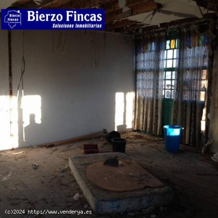 CASA DE PIEDRA y LADRILLO CON TERRENO PARA REFORMAR EN VILLAVERDE - LEON