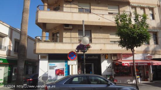 EDIFICIO A 50 METROS PLAYA 6 PISOS, GARAJES Y 3 LOCALES. ALQUILADO. - ALMERIA