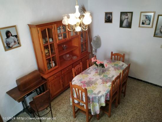 Casa en Serón con seis habitaciones, terraza y sótano. - ALMERIA