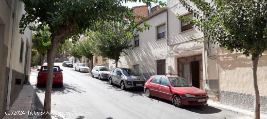 CASA FAMILIAR DE CINCO HABITACIONES Y LOCAL COMERCIAL EN TÍJOLA ( ALMERÍA ). - ALMERIA