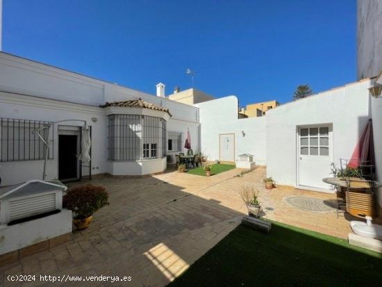 CASA EN EL CENTRO DE SANLUCAR - CADIZ