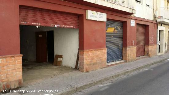  Gran local comercial de 180 m2 con tres escaparates junton al campo de fútbol - GRANADA 