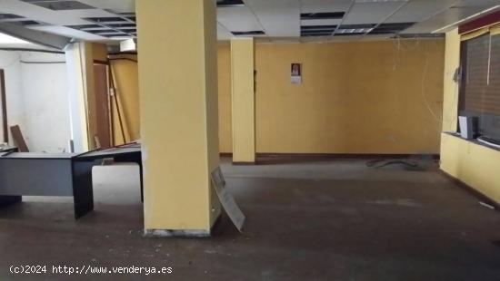 Gran local comercial de 180 m2 con tres escaparates junton al campo de fútbol - GRANADA