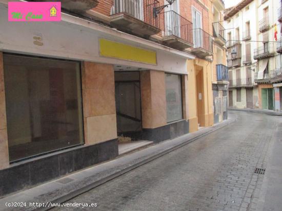 LOCAL COMERCIAL COMPUESTO  DE CUATRO DEPARTAMENTOS, UN ASEO, UN PATIO Y UNA BODEGA - ZARAGOZA