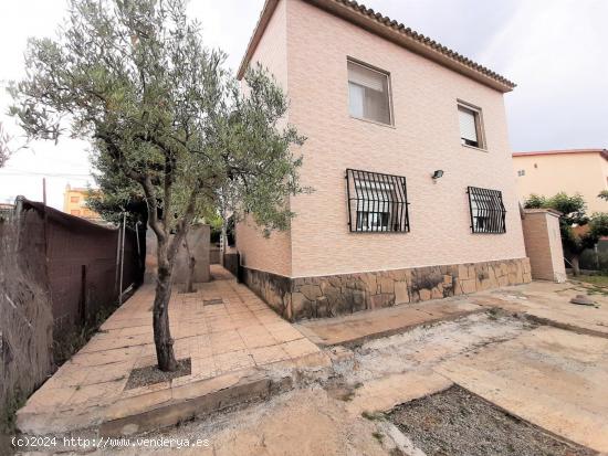 Es ven casa amb piscina a Piera - BARCELONA