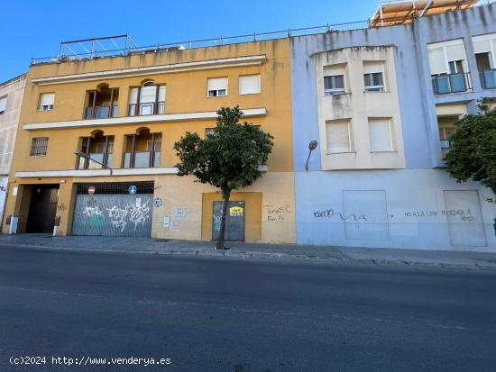 Local idóneo para supermercado, gimnasio y otras actividades comerciales con parkings - CADIZ