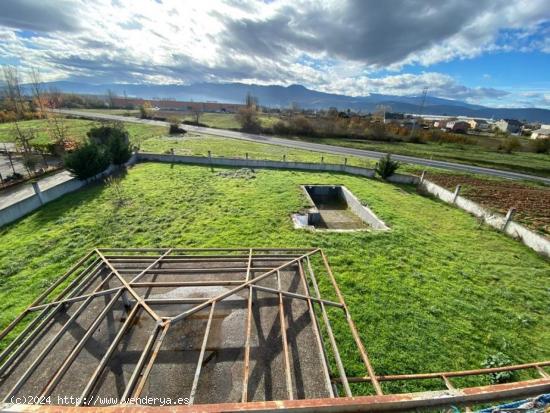  OPORTUNIDAD , CASA CON TERENO  YA TIENE LA ESTRUCTURA METALICA O PARA UNA NAVE - LEON 