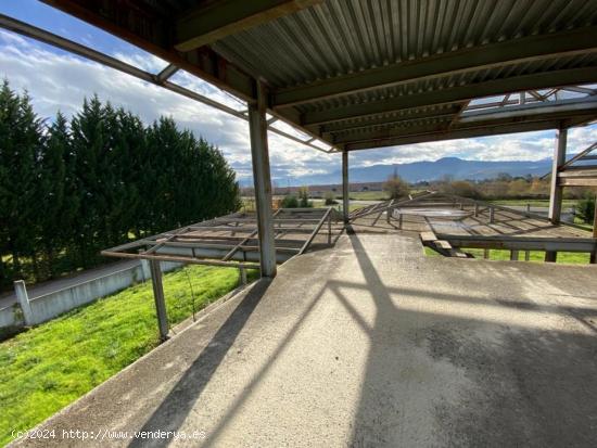 OPORTUNIDAD , CASA CON TERENO  YA TIENE LA ESTRUCTURA METALICA O PARA UNA NAVE - LEON