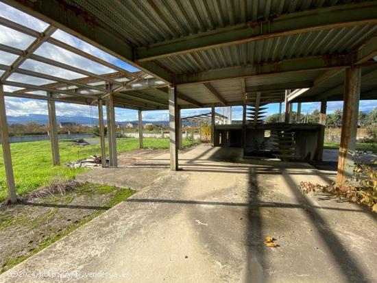 OPORTUNIDAD , CASA CON TERENO  YA TIENE LA ESTRUCTURA METALICA O PARA UNA NAVE - LEON