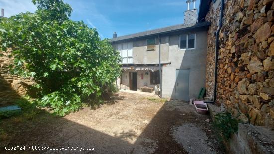 CASA CON TERRENO EN CASTROPODAME - LEON