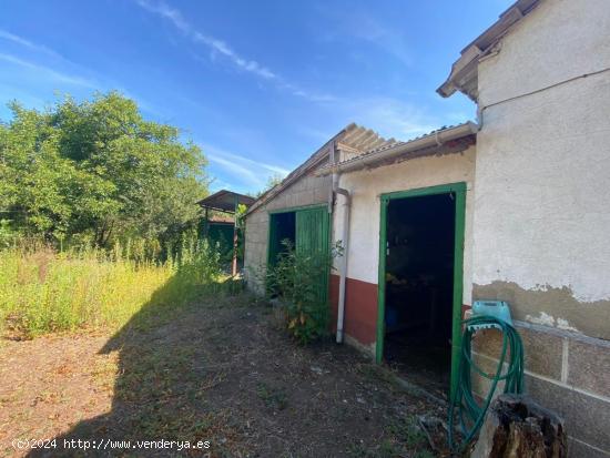 Casa con Terreno 5654 M2 en Posada- Carracedelo - LEON