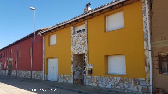 CASA  CON PATIO  EN VILLATURIEL - LEON