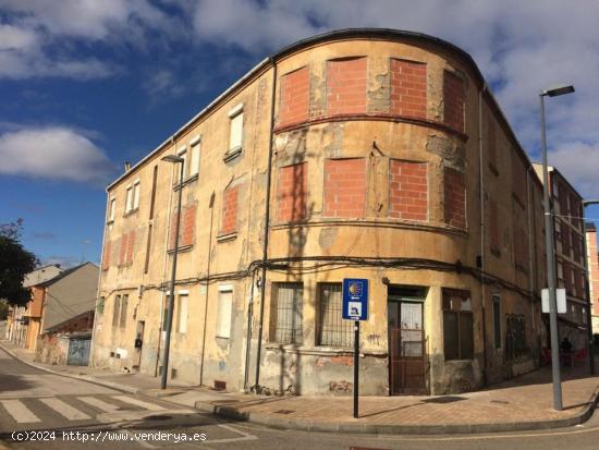  SE VENDE SOLAR CON EDIFICIO - LEON 