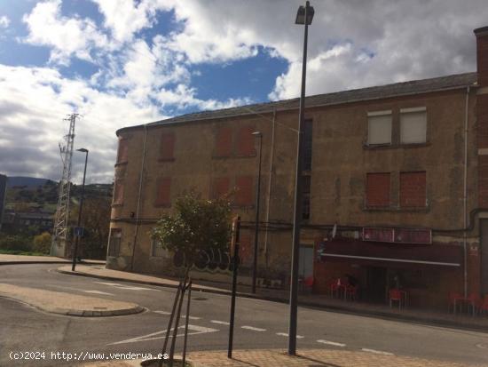 SE VENDE SOLAR CON EDIFICIO - LEON