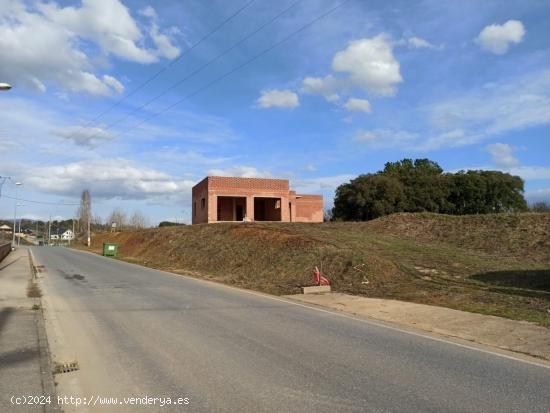 SE VENDE CASA EN CONSTRUCCIÓN - LEON