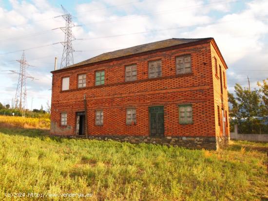 FINCA URBANA VALLADA  Y CON UNA EDIFICACIÓN DE 236M EN CUBILLOS DEL SIL - LEON