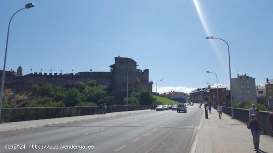  LOCAL COMERCIAL JUNTO AL CASTILLO - LEON 