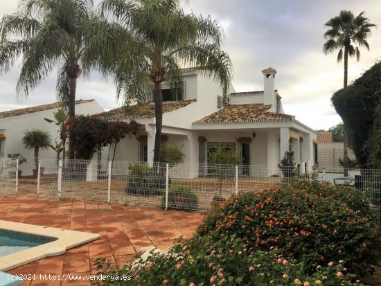 Fabuloso chalet en el Aljarafe Sevillano con piscina propia - SEVILLA